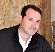 patrice-maire-presente-son-distributeur-a-fromages-40-casiers-refrigeres-a-disposition-des